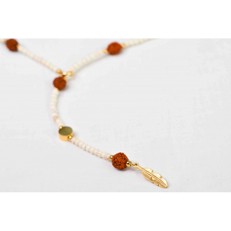 Collier LYA - Pendentif Plume en Howlite et Graines de Bali