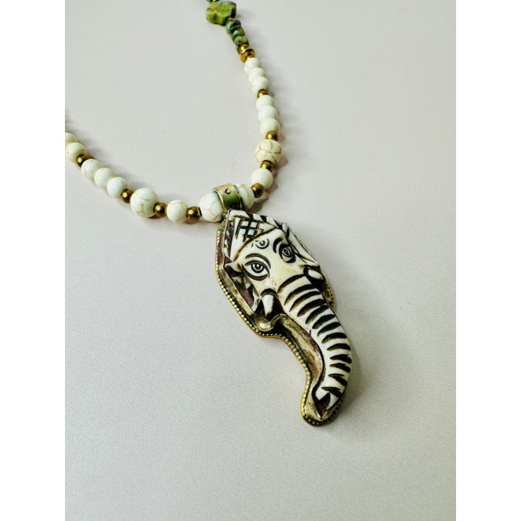 Collier Ethnique - Petit Modèle Éléphant - Howlite Turquoise Africaine